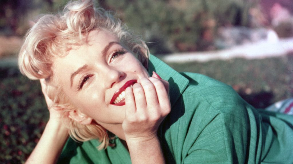 Sở hữu làn da sáng mịn không tuỳ vết nhờ vào cách chăm sóc da giống như Marilyn Monroe.