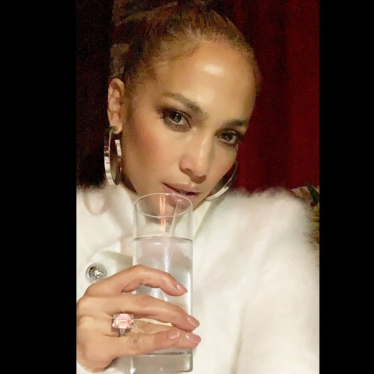 Jennifer Lopez luôn uống đủ nước