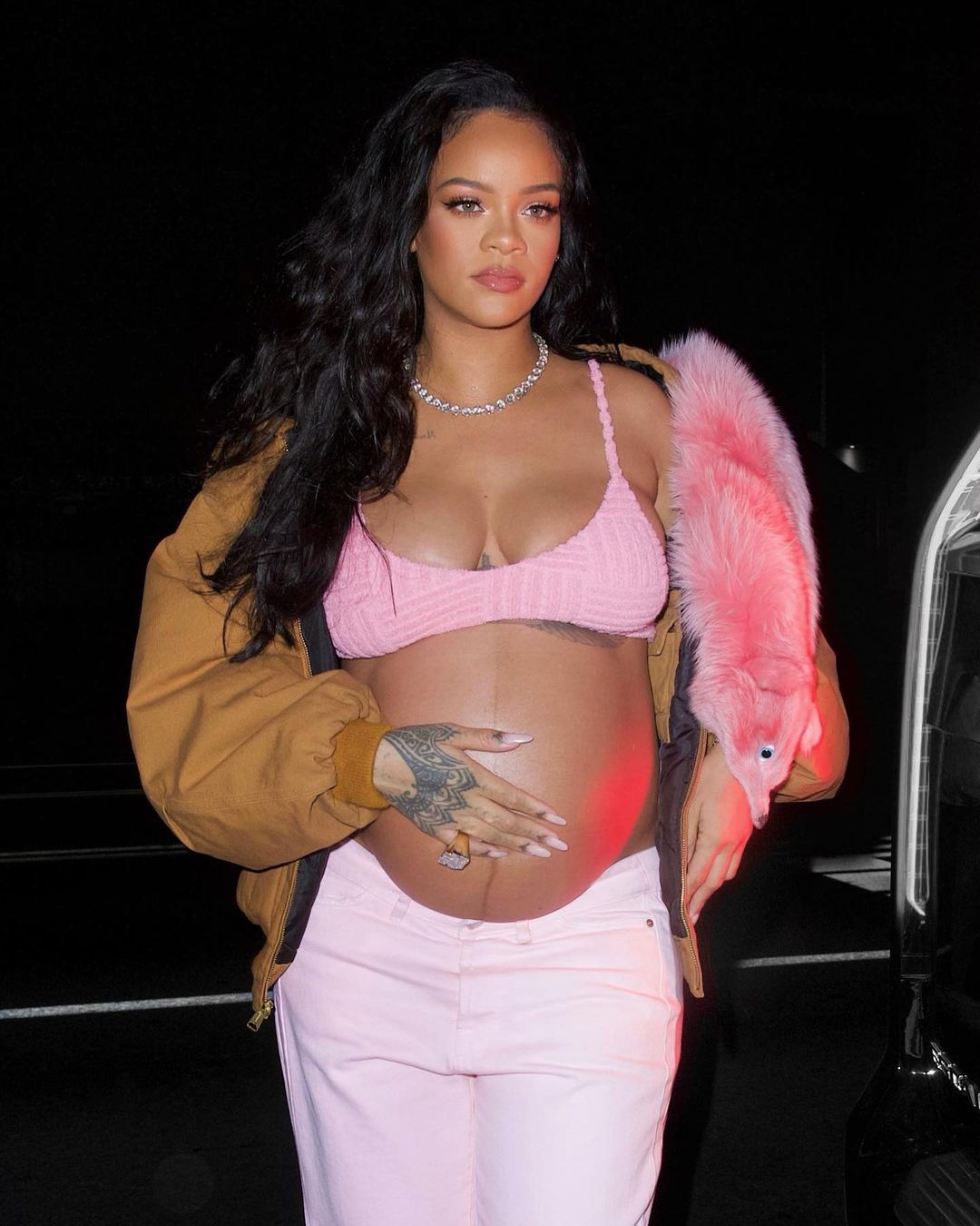 mẹ bầu Rihanna