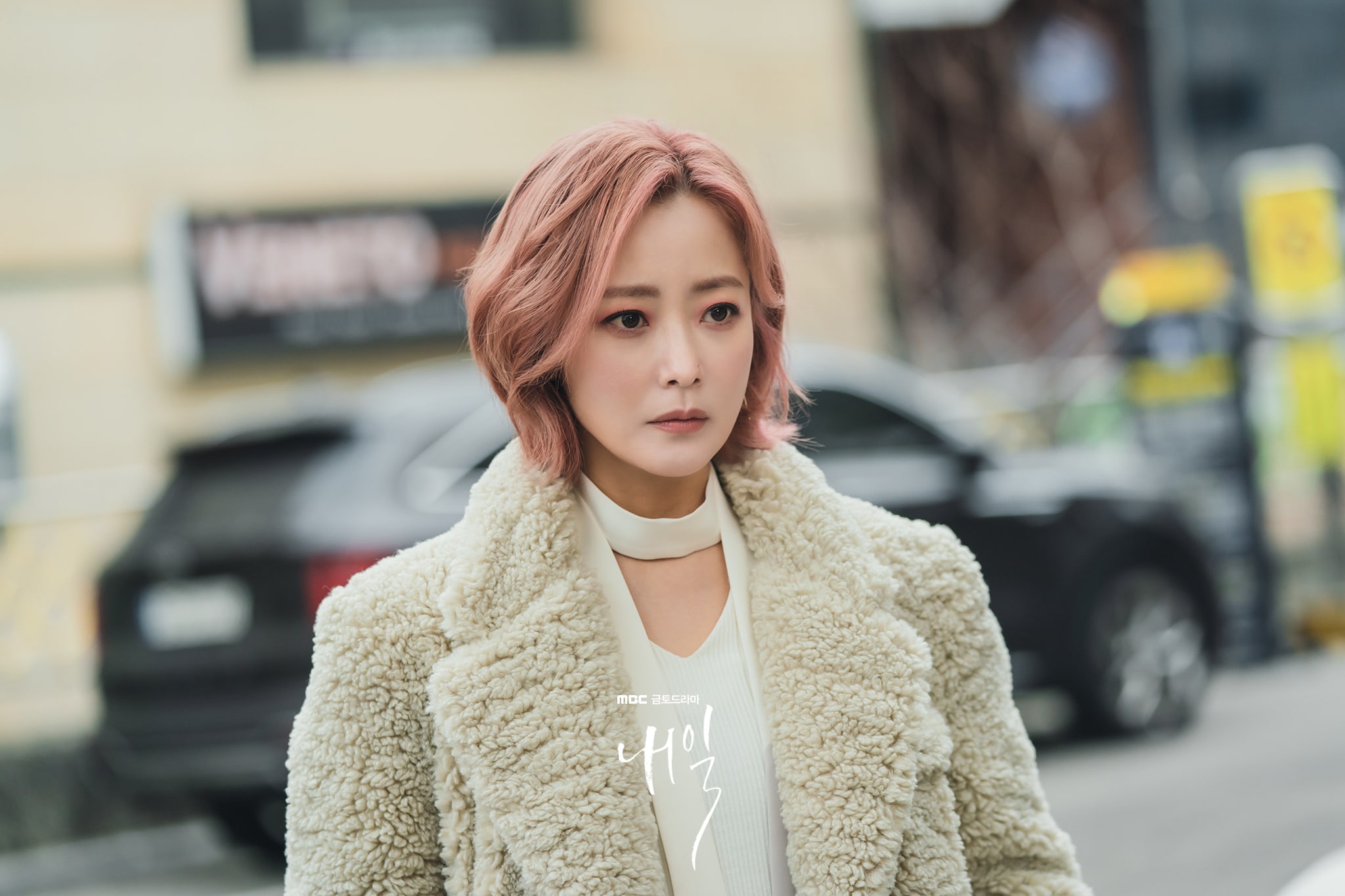 Diễn viên Kim Hee Sun trong phim Tomorrow.