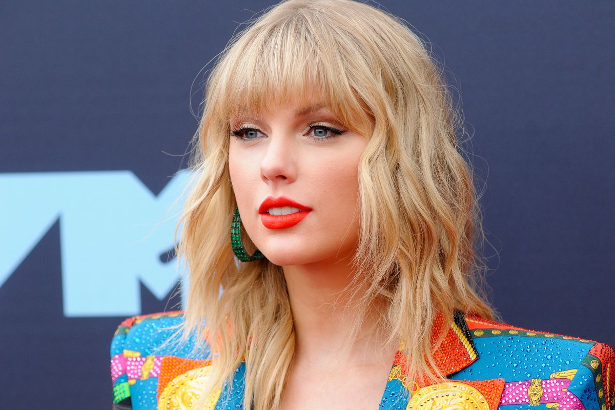 Taylor Swift cá tính nhờ màu son đỏ cam.