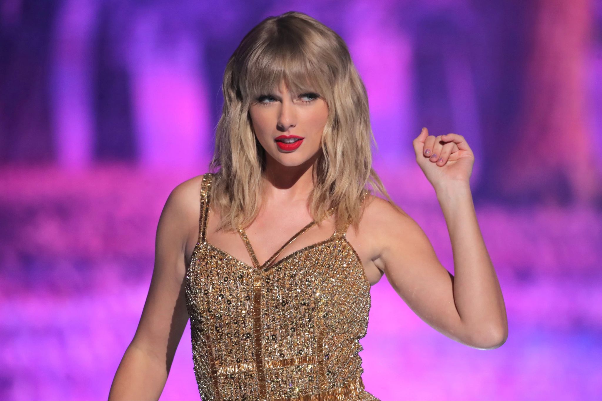 Sắc đỏ giúp Taylor Swift trở nên quý phái và quyến rũ.