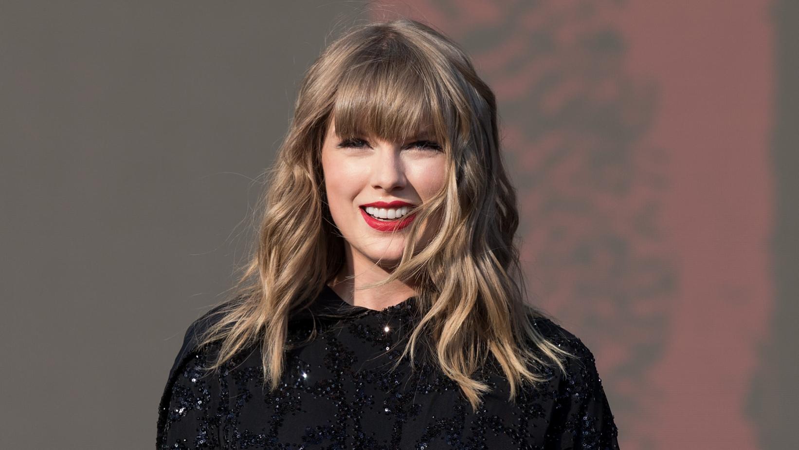 Ca sĩ Taylor Swift quyến rũ với màu son môi đỏ.