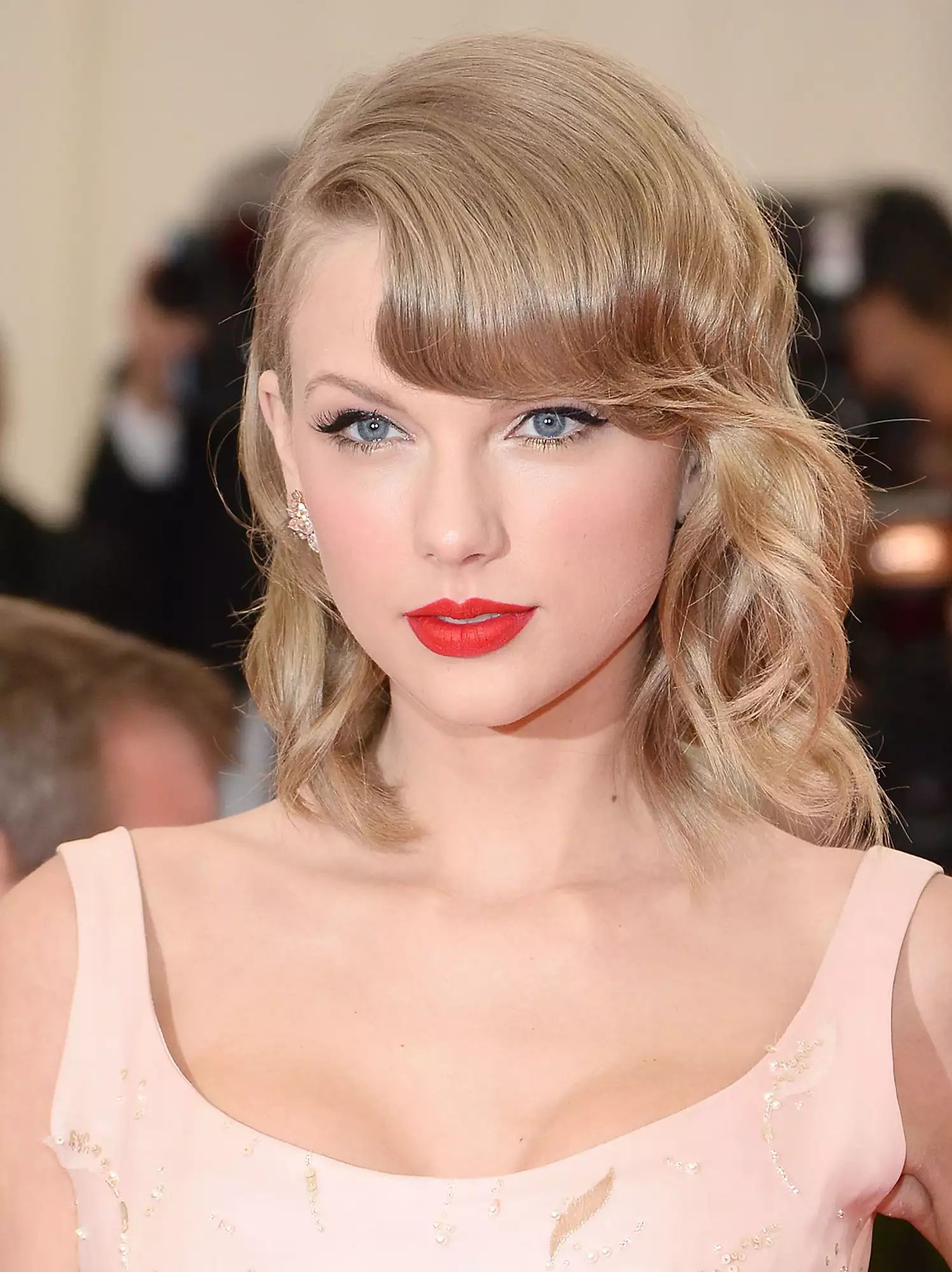 Vẻ đẹp của Taylor Swift trong màu son đỏ thuần.
