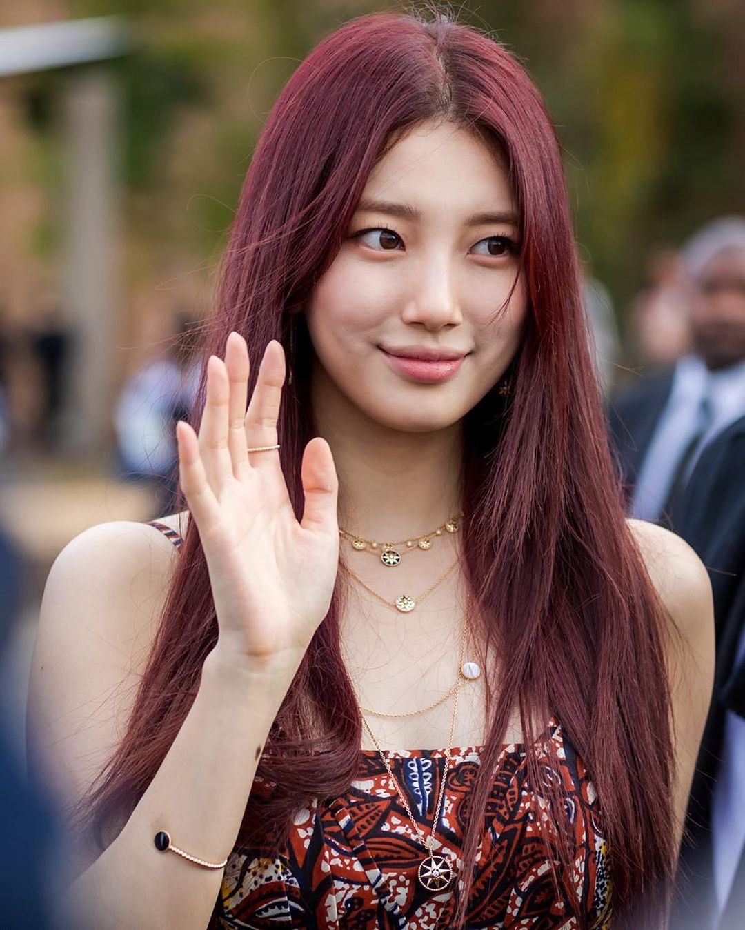 Suzy và màu tóc nhuộm nâu đỏ ánh tím của gỗ Mahogany