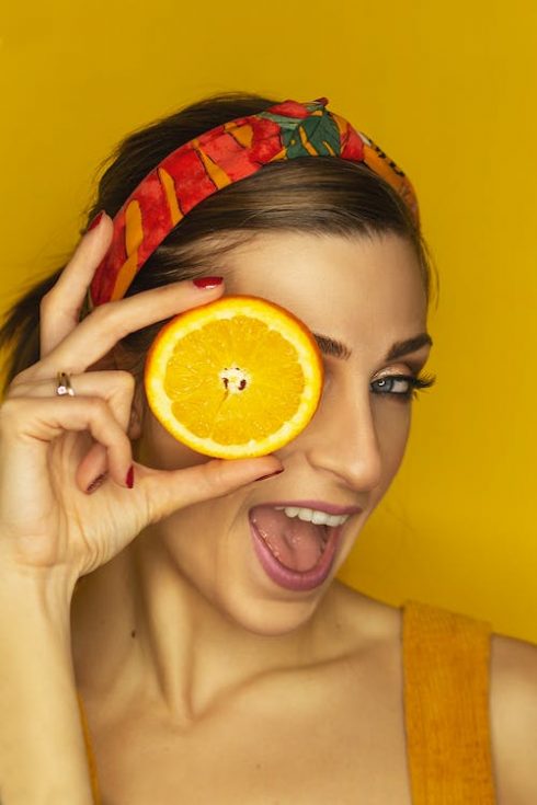 Vitamin C là một chất chống oxy hóa mạnh được biết đến với công dụng giúp làm đều màu da, cải thiện kết cấu da, làm mờ vết thâm và làm sáng da. Ảnh: Pexels.