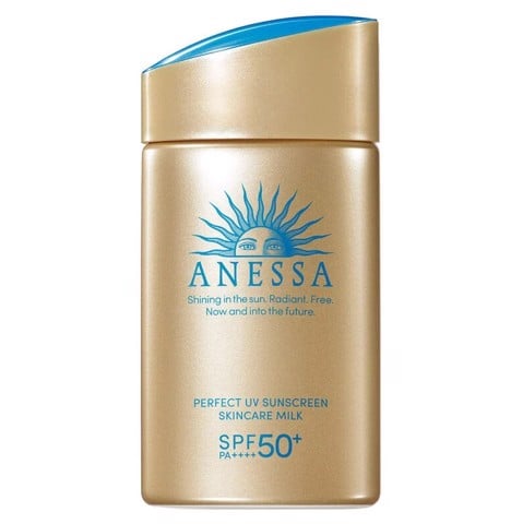 Sử dụng sữa chống nắng Anessa Perfect UV SPF50+ PA++++ giúp hạn chế hình thành nếp nhăn rãnh cười